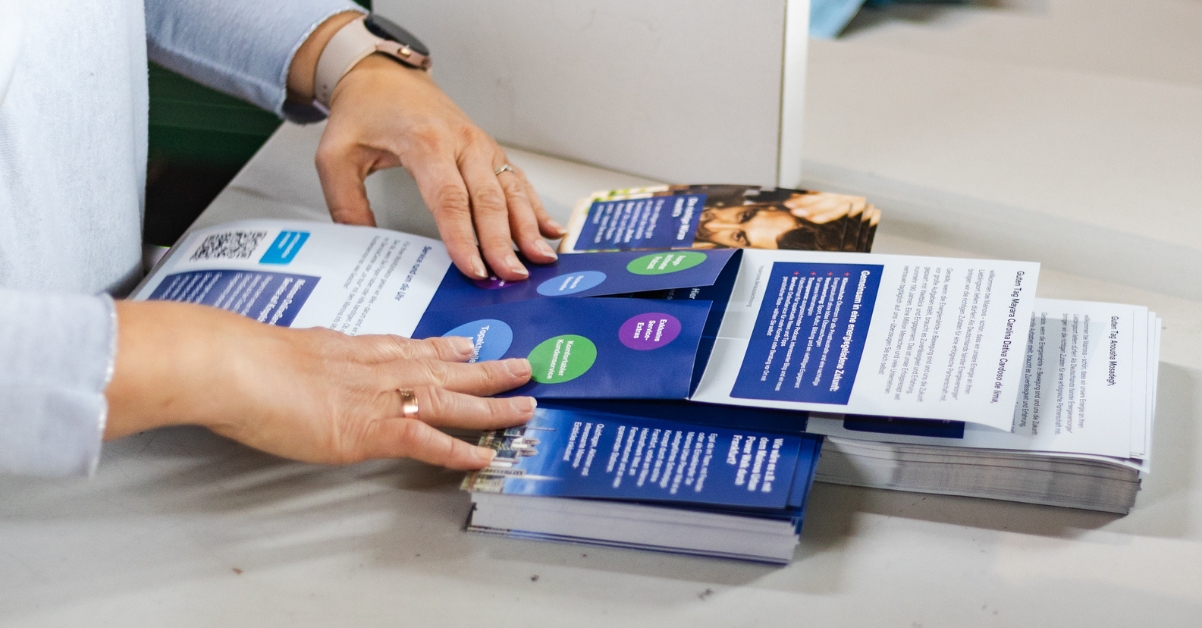 Eine Frau klebt ein aufwändiges Mailing
